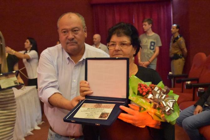 João Badotti entrega homenagem a ex-funcionárias do NRE